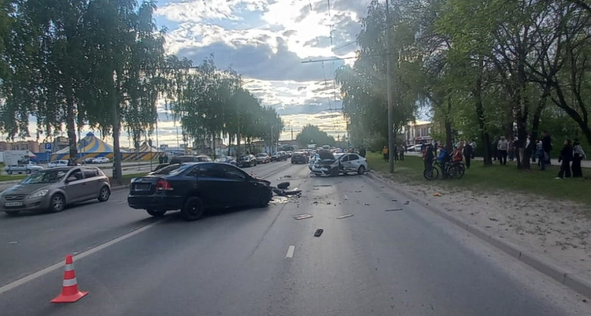 18-летний йошкаролинец совершал обгон и столкнулся с иномаркой