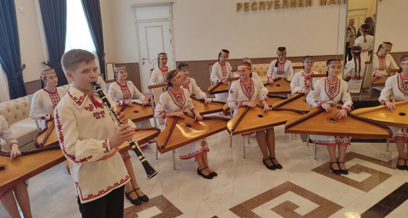 Гостей Дома дружбы народов встречали играющие на гуслях музыканты: "Красиво и необычно"