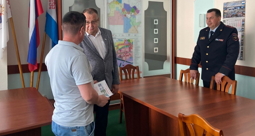 В Марий Эл наградили местного жителя, сообщившего о пьяном водителе на дороге