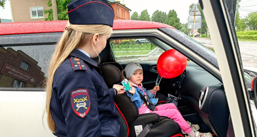 В поселке Сернур детям в автомашинах на дороге раздавали воздушные шары