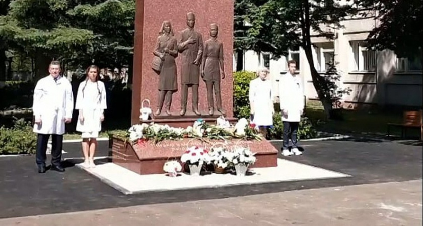 Памятник медработникам поставили в Йошкар-Оле