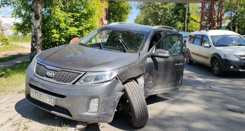 В Йошкар-Оле столкнулись Kia и BMW: есть пострадавший