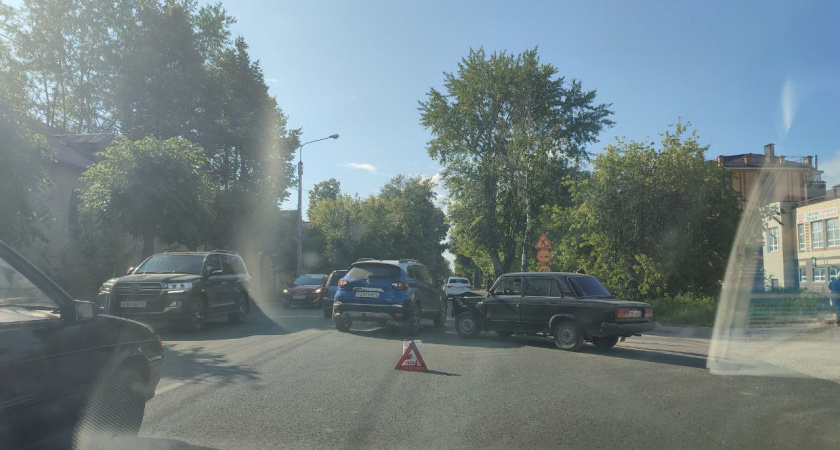 В Йошкар-Оле на улице Строителей из-за аварии образовалась пробка