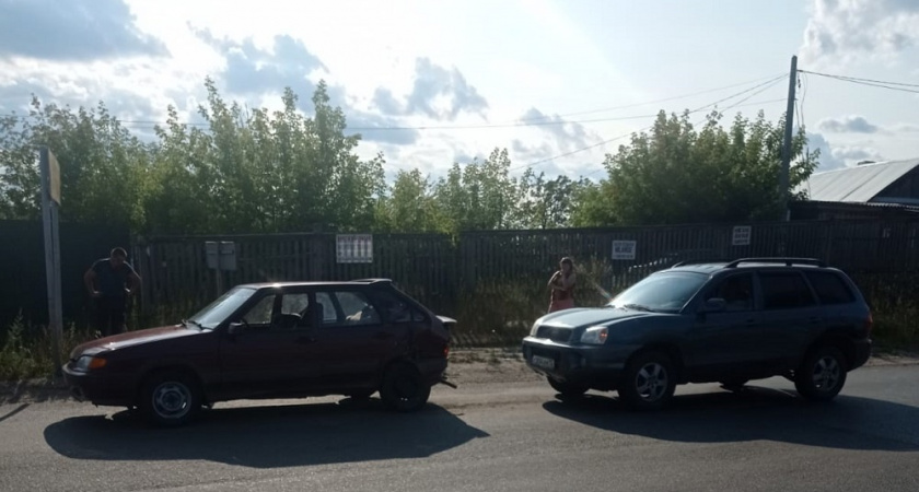 Женщина на иномарке не рассчитала расстояние и столкнулась с "четыркой" в Волжске