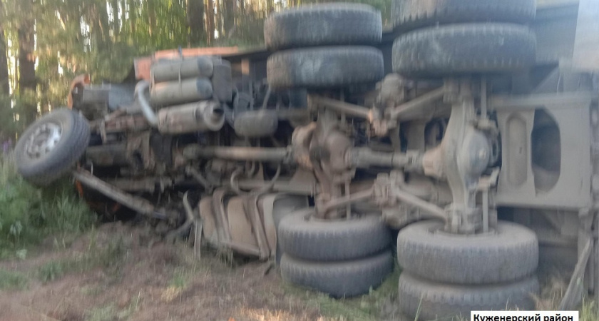 Китайский грузовик наехал на отечественный КАМАЗ