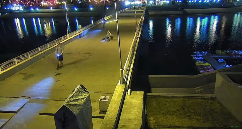 Электросамокатчик сбил девушку на набережной в Йошкар-Оле