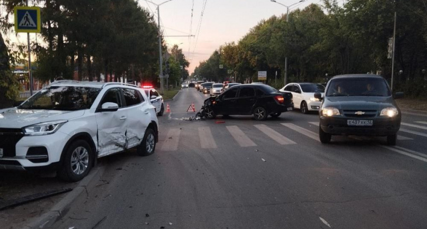 В Йошкар-Оле в результате столкновения двух автомобилей пострадала женщина