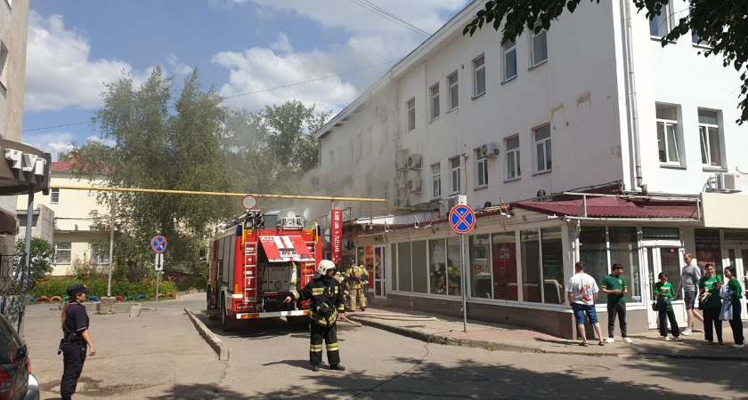 В Йошкар-Оле на бульваре Чавайна горит кафе