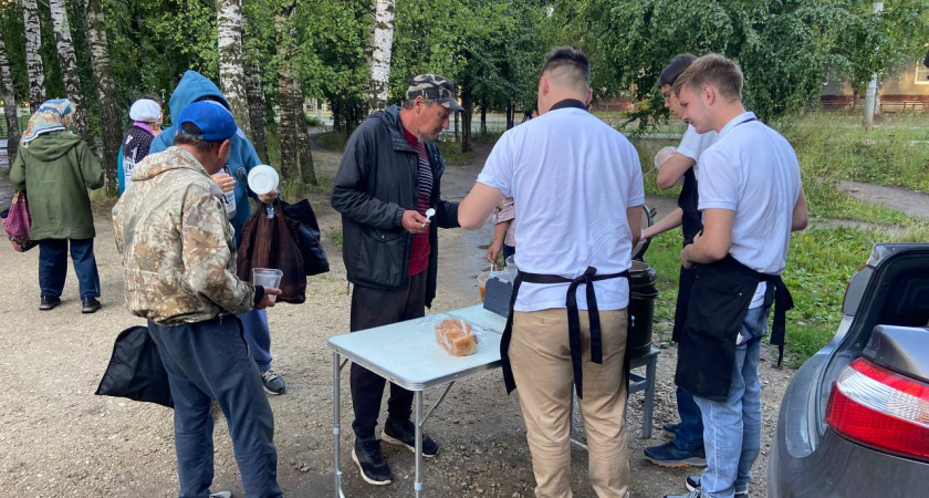 Парни из Йошкар-Олы объединились и кормят бездомных супом