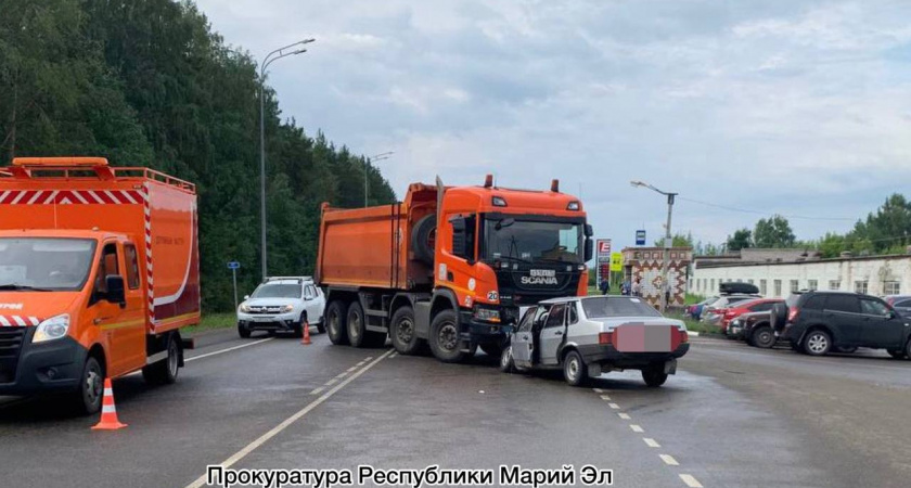 Водитель Scania, нарушив ПДД, спровоцировал ДТП в Марий Эл