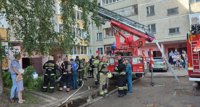 В Йошкар-Оле на Ленинском проспекте 10 горит жилой дом
