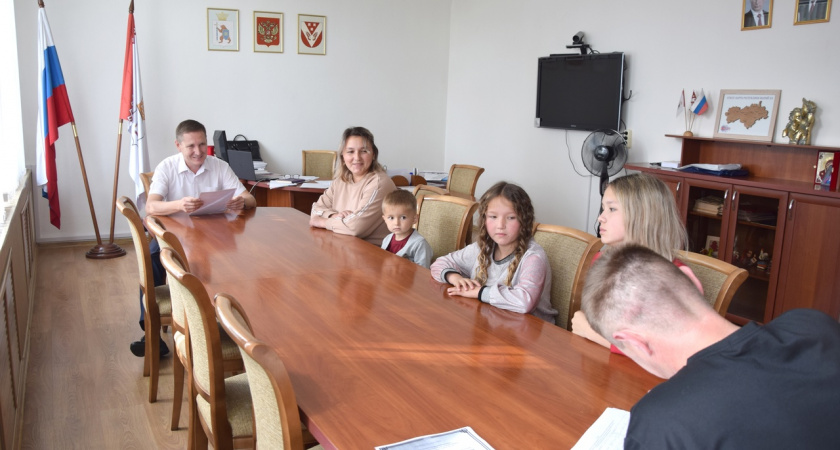 Многодетная семья из Советского района получила сертификат на бесплатный дом