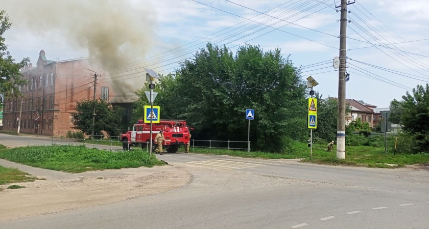 В Козьмодемьянске горит нежилой деревянный дом