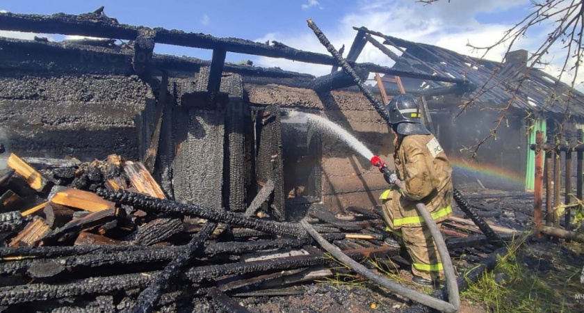 В Мари-Турекском районе в пожаре пострадали надворные постройки