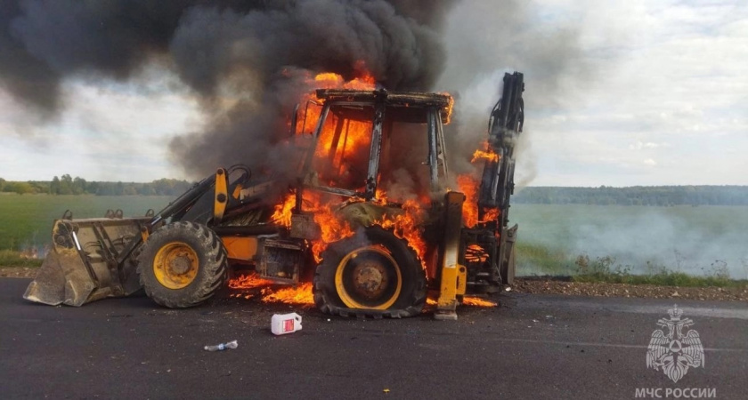 Мужчина ехал на загоревшемся тракторе в Мари-Турекском районе