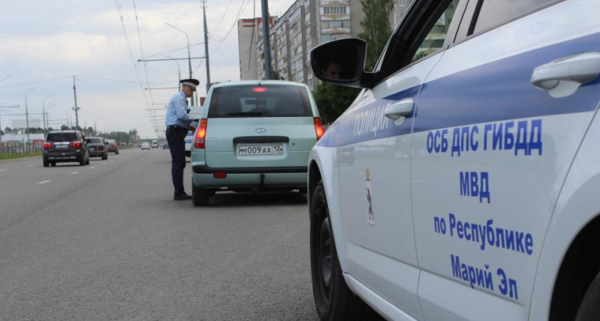 В Горномарийском районе неизвестный наехал на лежащего в траве мужчину