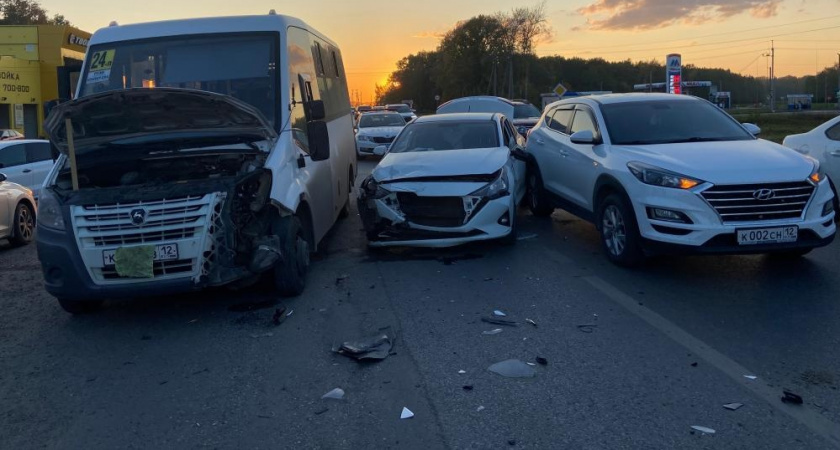 В Медведевском районе произошло ДТП с пассажирским автобусом и двумя легковушками