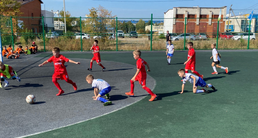 В столице Марий Эл на площадке в парке 400-летия Йошкар-Олы прошел турнир по мини-футболу