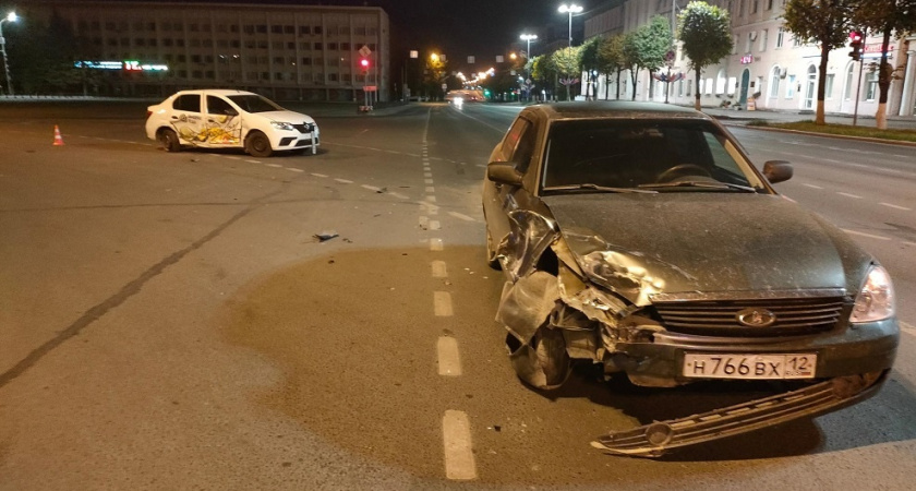 В Йошкар-Оле Priora врезалась в Renault с молодым водителем и пассажиркой