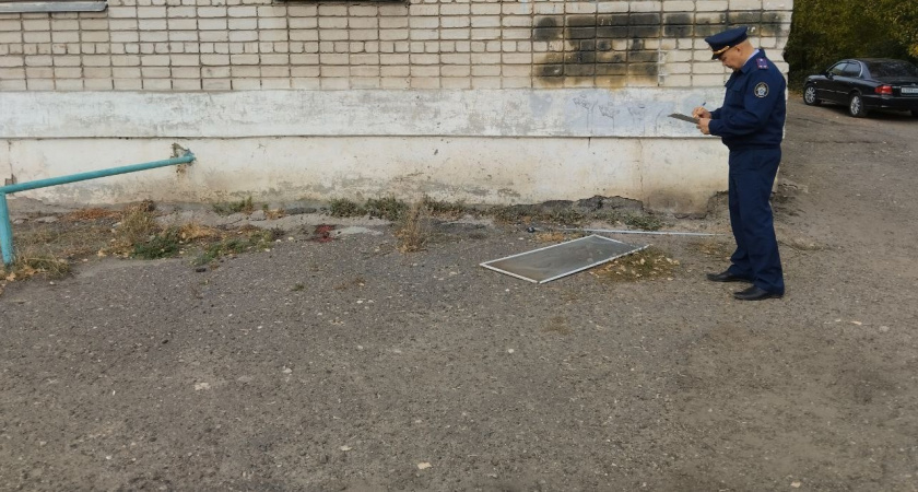 Снова не уследила: выпавший из окна ребенок оказался вторым случаем гибели у своей матери в Волжске