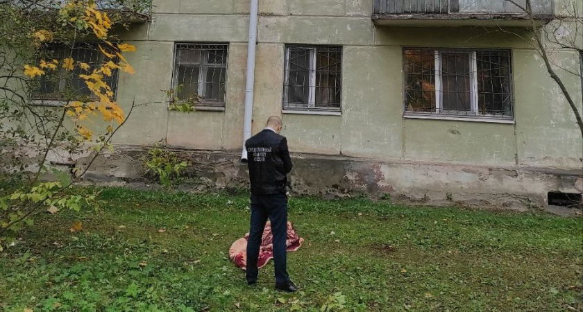 Рабочий сорвался с крыши четырехэтажного дома в Йошкар-Оле и разбился