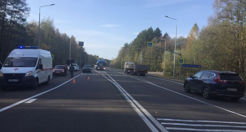 Мужчина хотел перейти дорогу в Звениговском районе, как его сбила попавшая в ДТП машина