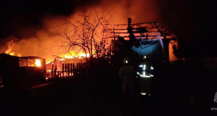 Десять куриц сгорели в марийском поселке вместе с хлевом и баней
