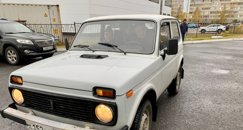 Морпехи Балтийского флота получат "Ниву" от приставов из Марий Эл