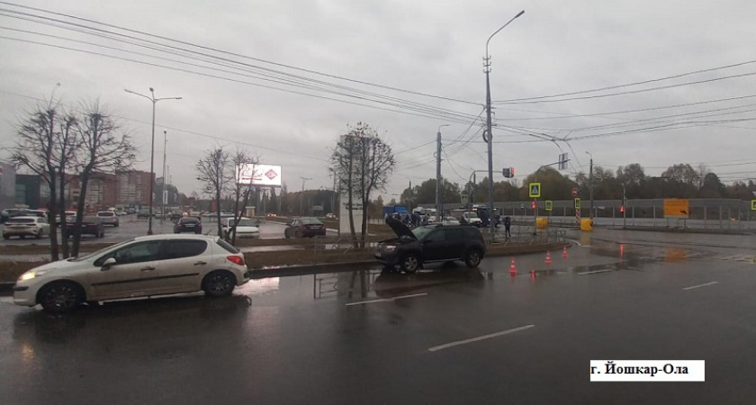 Две иномарки устроили ДТП в Йошкар-Оле: пострадала женщина