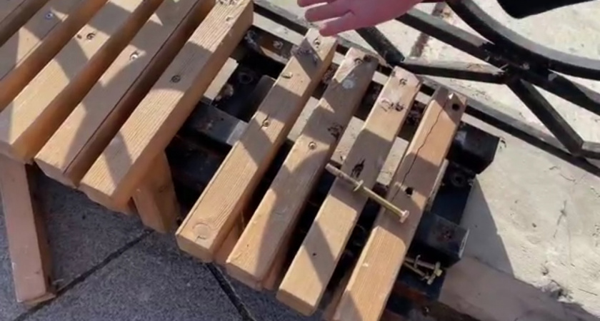 На набережной Йошкар-Олы вандалы ломают скамейки и откручивают их от бетона