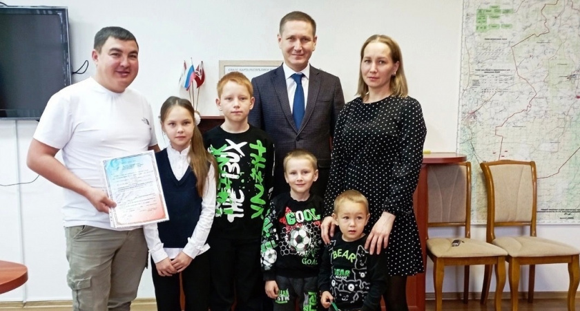 Семья из Советского района получила свидетельство на приобретение жилья
