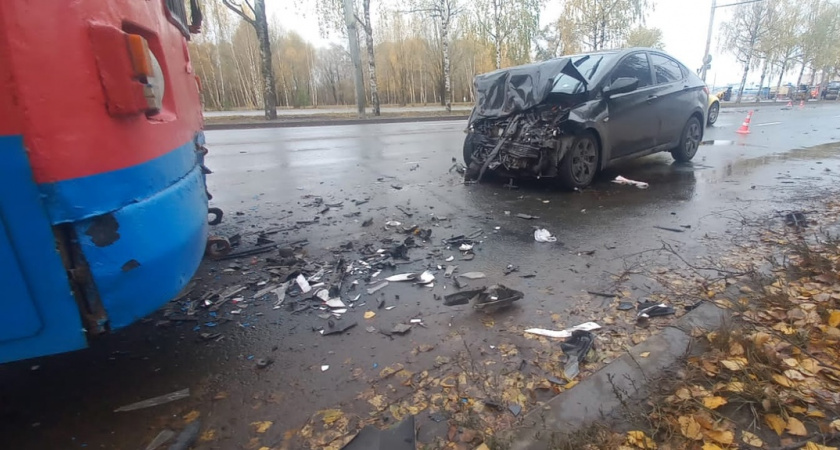 Стали известны подробности ДТП, где столкнулись две легковушки, и одна отлетела на троллейбус