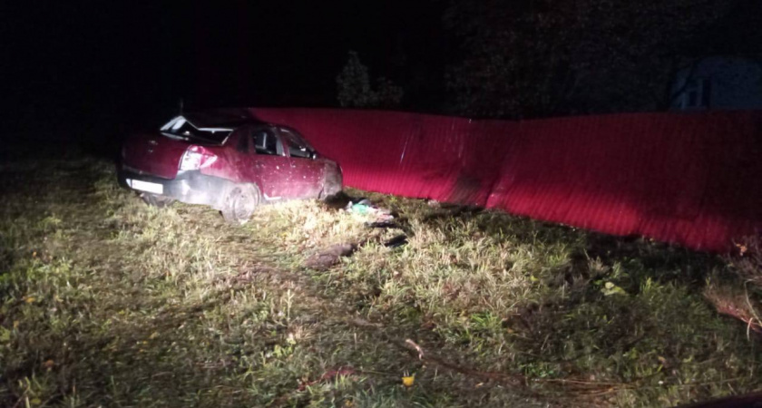 В Марий Эл перевернулась легковушка и влетела в забор 