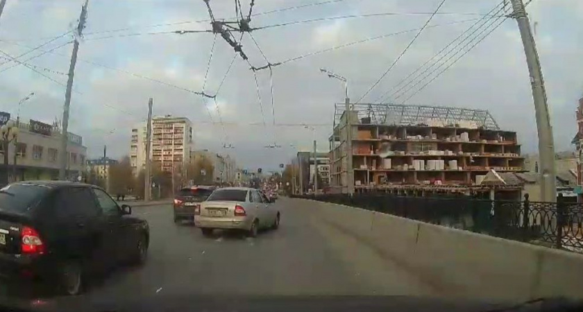 В Йошкар-Оле на мосту Ленинского проспекта произошла авария с участием автомобиля Лада Priora