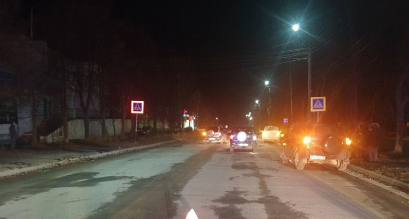 Торопливый водитель в Козьмодемьянске подтолкнул стоящую перед переходом машину и покалечил человека