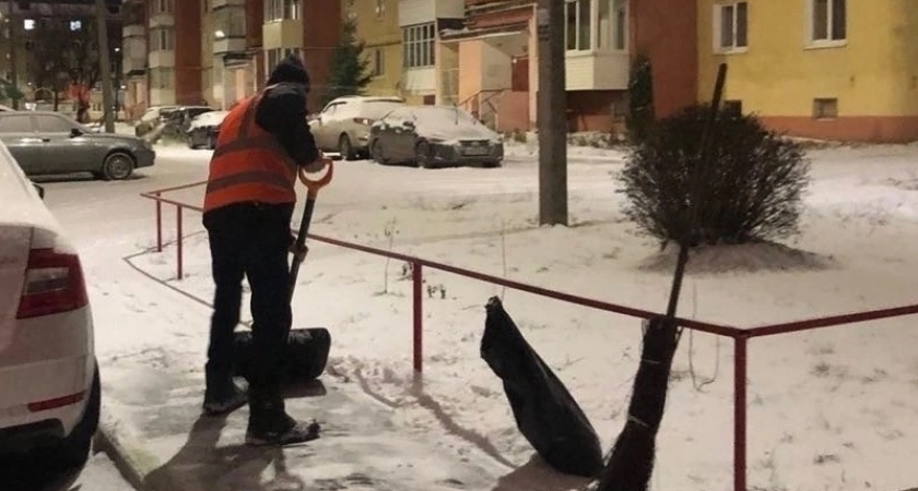 На улицы Йошкар-Олы вышли коммунальщики и убирают последствия ночного снегопада