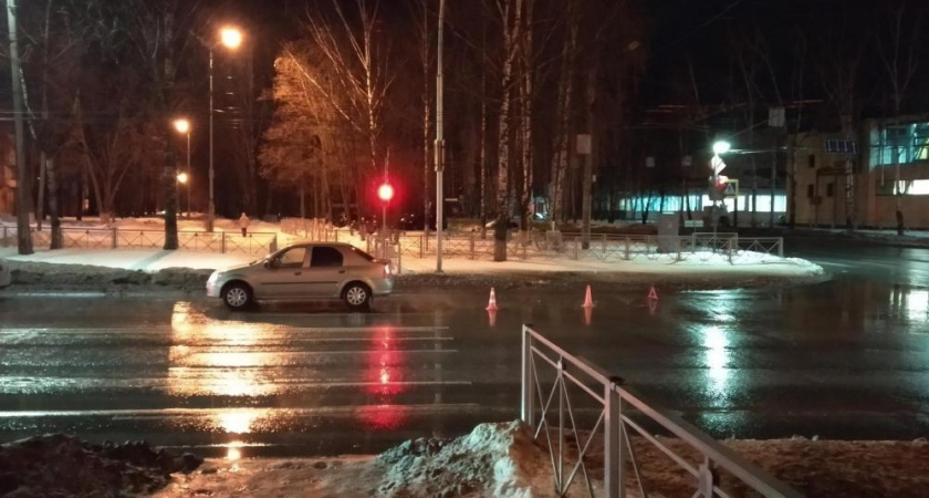 Йошкаролинцы переходили дорогу по переходу, когда в них влетел автомобиль