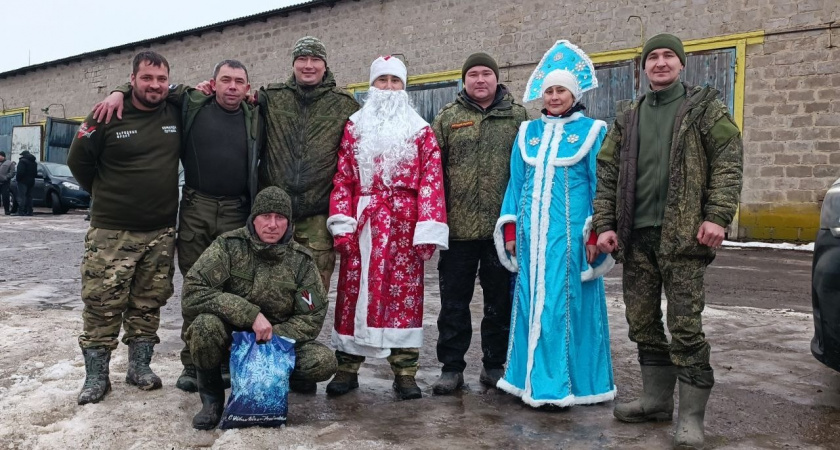 Муж и жена из села в Марий Эл взяли на себя миссию Деда Мороза со Снегурочкой в зоне СВО