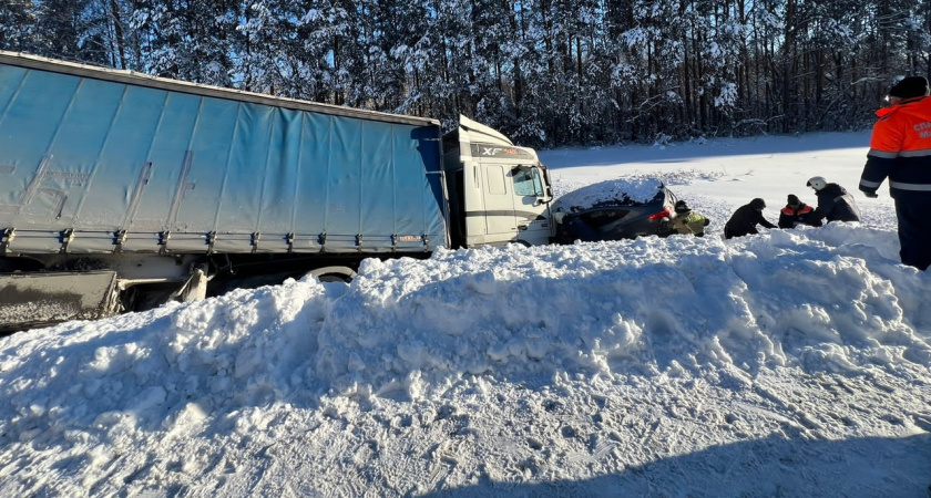 В Волжском районе грузовик столкнулся с легковушкой: есть пострадавший 