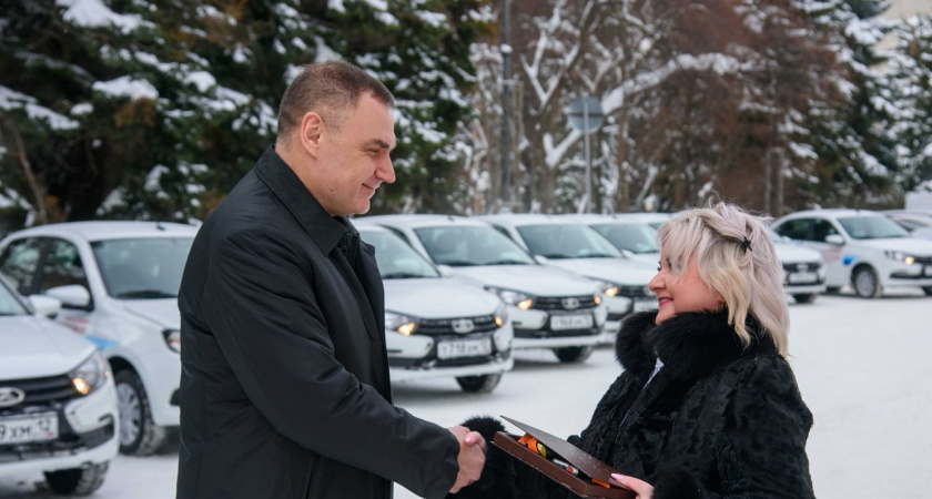 Юрий Зайцев вручил соцучреждениям ключи от новых автомобилей