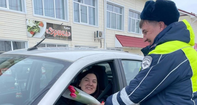 В Марий Эд на дорогах инспектора поздравили женщин с 8 марта