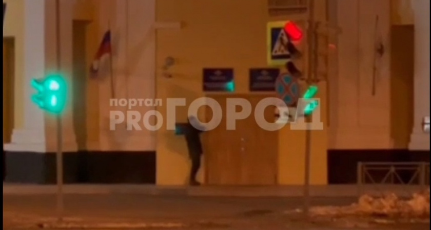 Неадекватный йошкаролинец пытался прорваться в здание МВД с помощью таблички