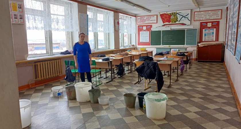 Учеников школы в Виловатово заливает водой с потолка: "По всему этажу стоят ведра"