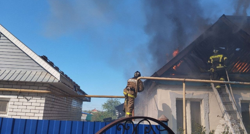 Горящий дом с людьми внутри тушили рано утром в Волжске