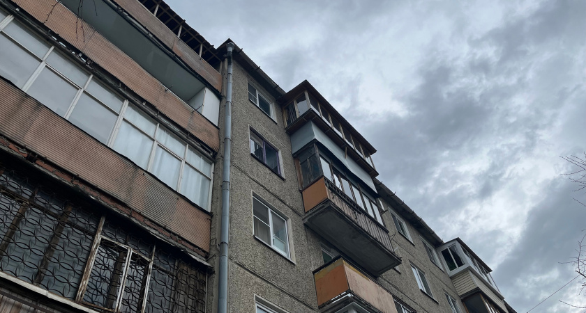 Йошкаролинец чистил снег с балкона и покалечил девочку