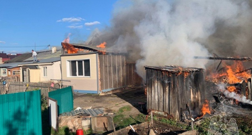 Жилой дом с жильцами внутри был охвачен огнем в Морках