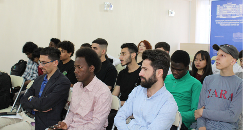 Иностранцам Йошкар-Олы показали спектакль «Буратино»