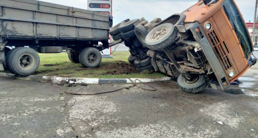КамАЗ лег на бок после столкновения с иномаркой в Марий Эл
