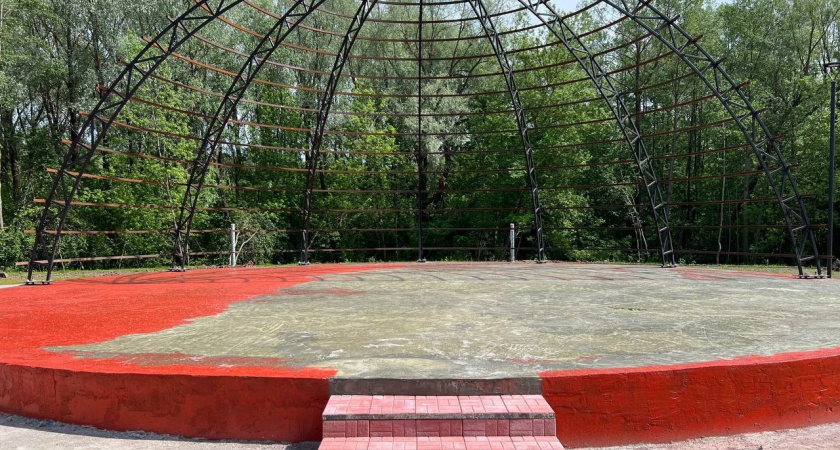 На месте пустыря в Йошкар-Оле строят сцену и сажают цветы