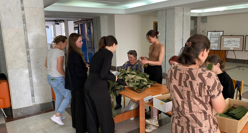 Мочалки и маскировочные сети плетут йошкаролинцы для бойцов СВО